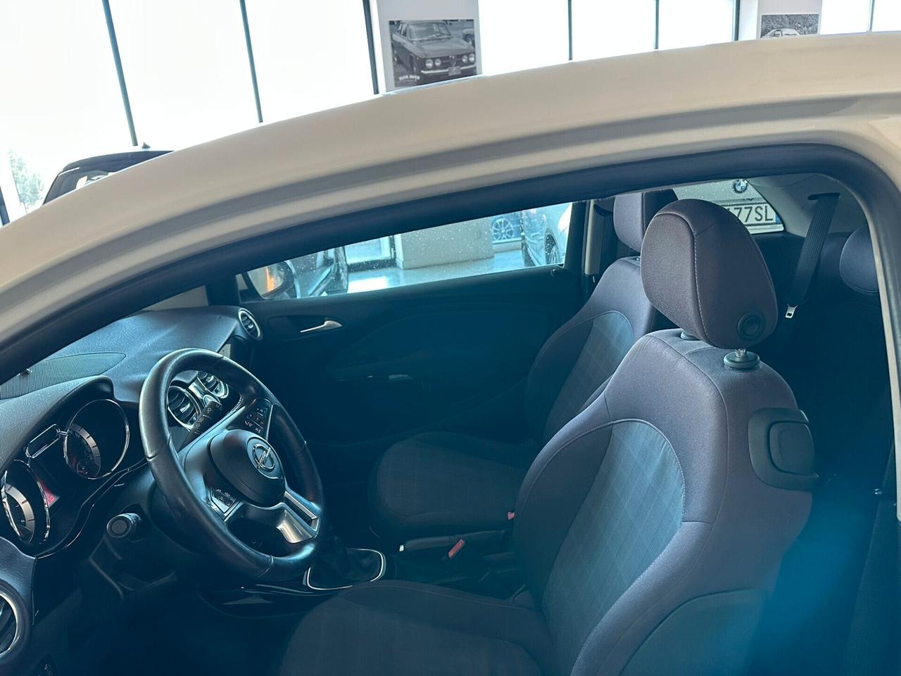 Opel Adam 1.2 70 CV White/Black Link