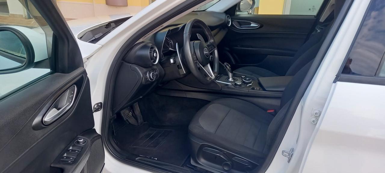 ALFA ROMEO GIULIA Turbodiesel cc. 2.143 CV. 150 Euro 6B Automatica 5 Porte 5 Posti con Cambio Paddle al Volante (F1).
