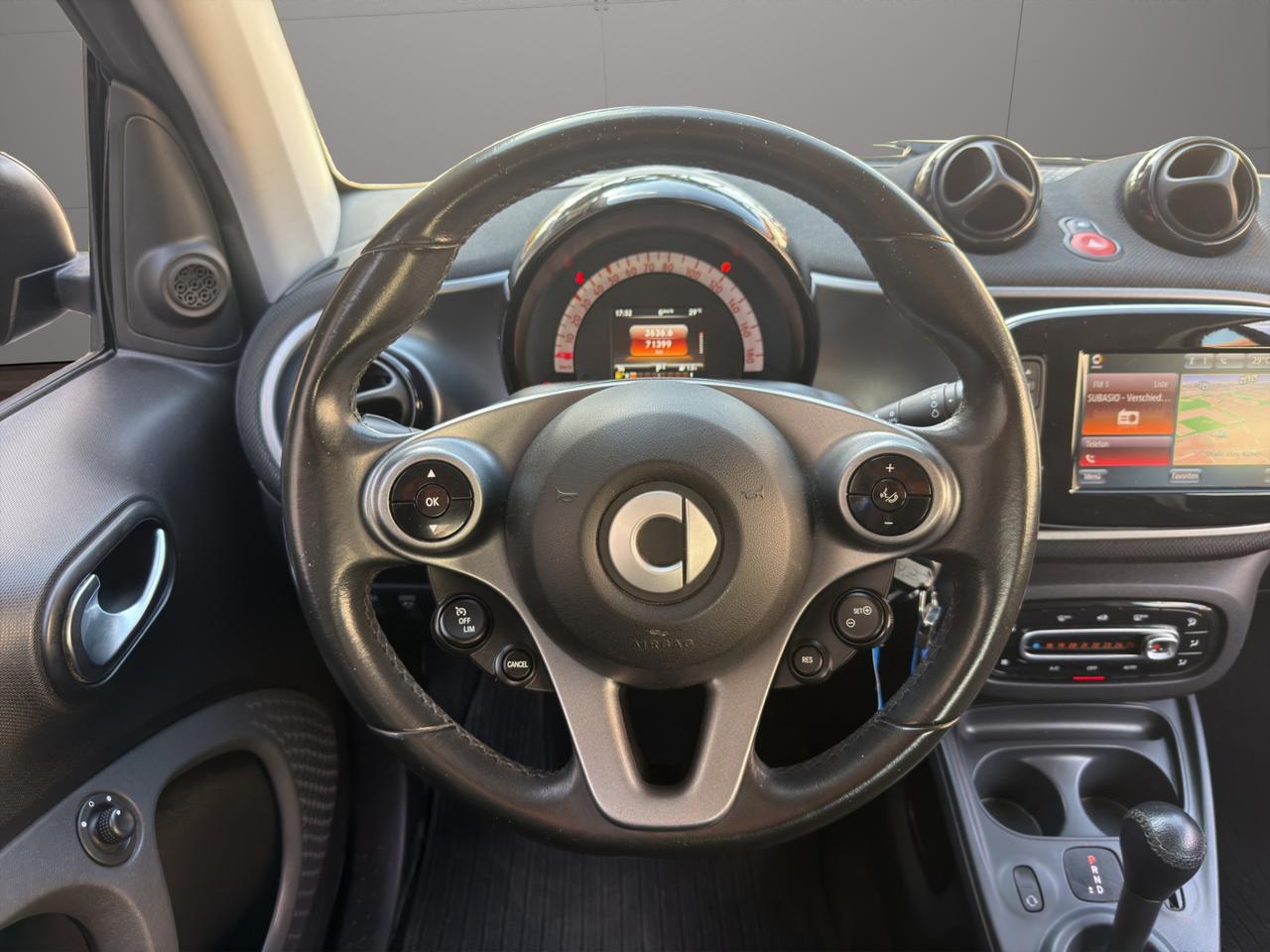 Smart forTwo 0.9 turbo Passion 90cv - Unico proprietario - Cerchi in lega - Luci Led - Tetto panoramico - Schermo Smart - Volante multifunzione - Sedili regolabili in altezza - Bracciolo centrale
