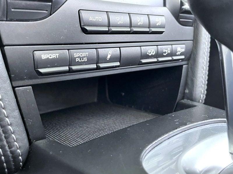 Porsche 911 CARRERA 4 Cabriolet GTS PDK