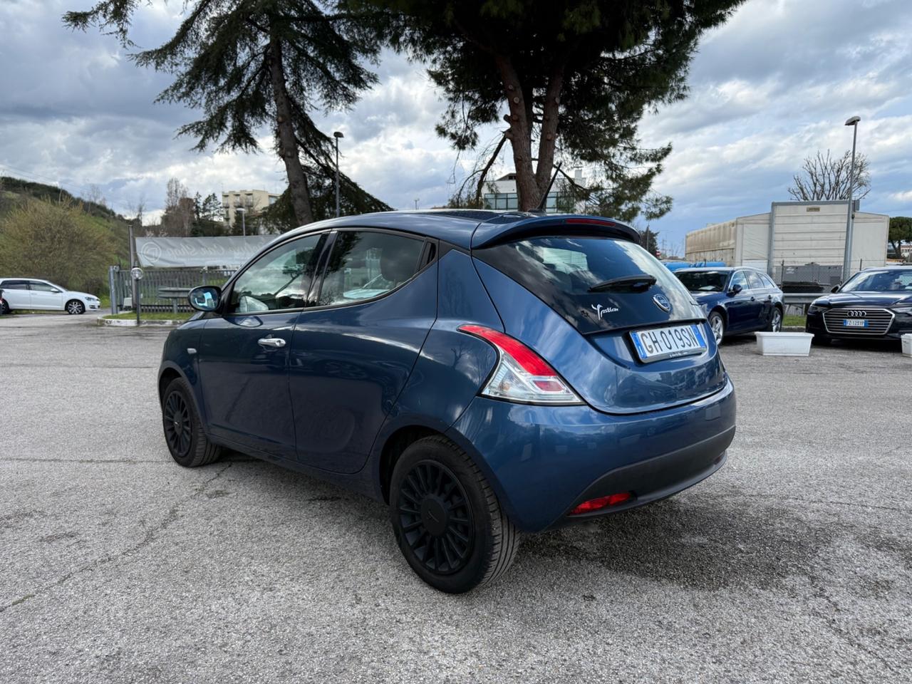 Lancia Ypsilon 1.0 FireFly 5 porte S&S Hybrid Ecochic Silver