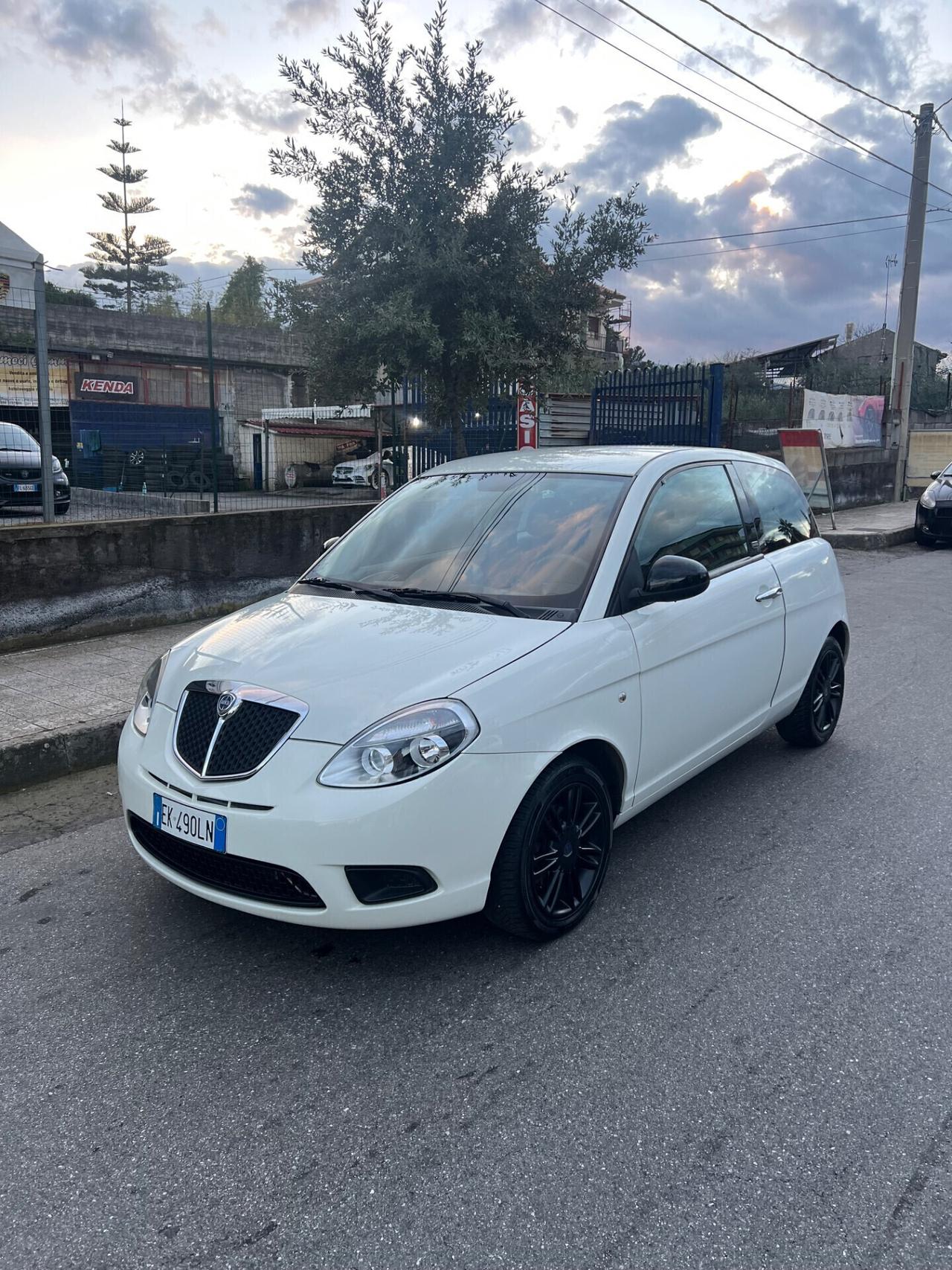 Lancia Ypsilon 1.3 MJT 75 CV Unyca