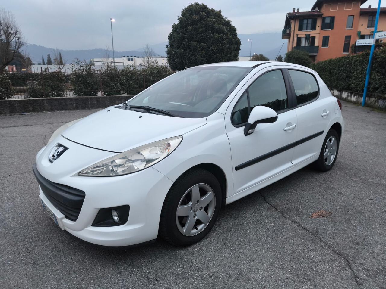 PEUGEOT 207 1,4 BENZINA- OK NEOPATENTATI