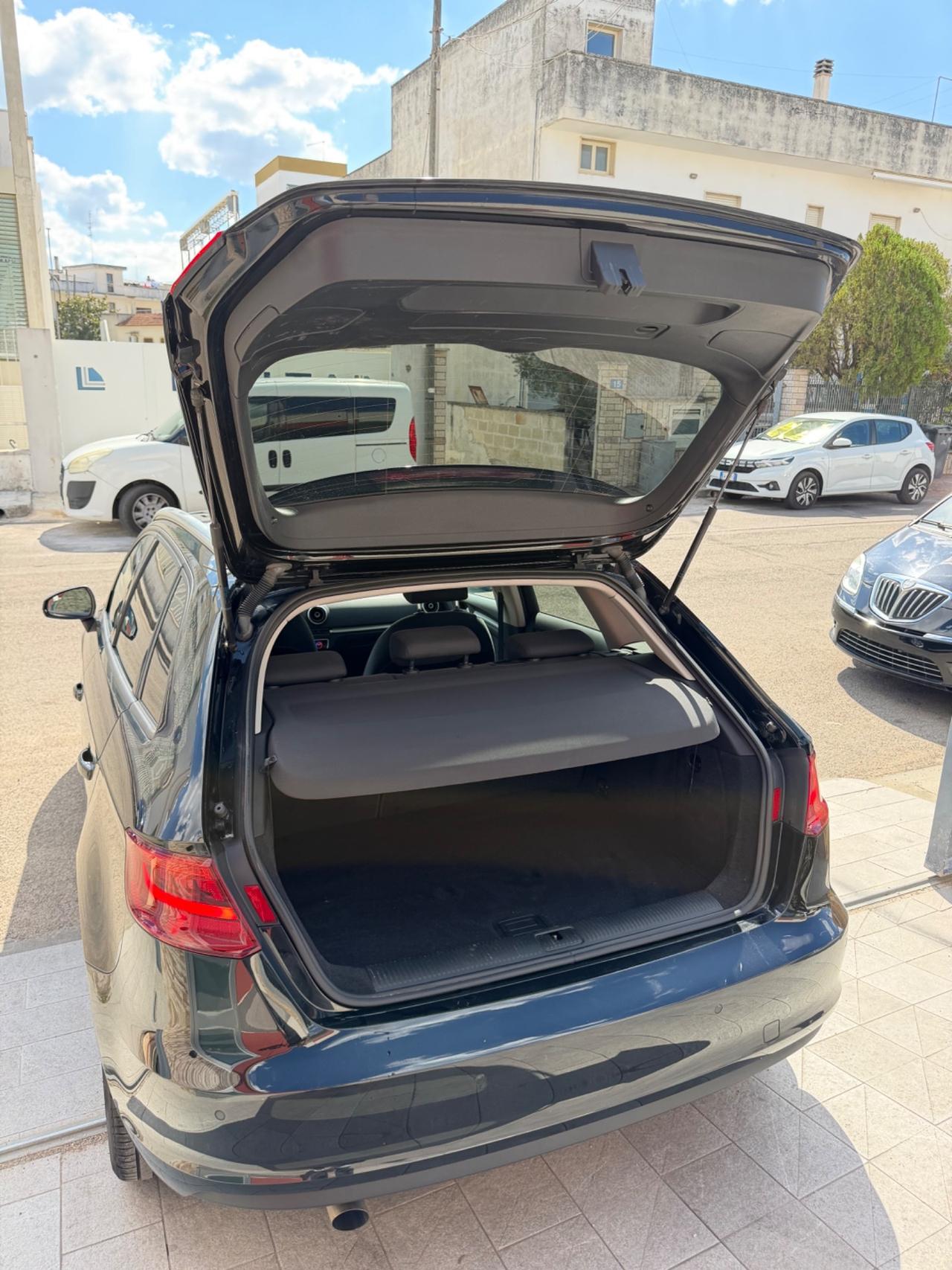 Audi A3 1.6 TDI 110 cv Attraction-2015/LED/NAVI