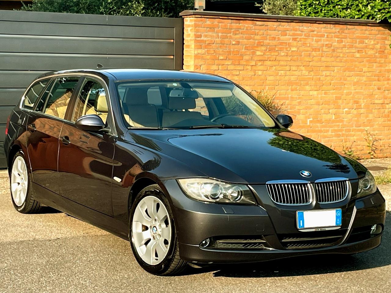 BMW 325 Xi(benz)-137000km-P.Beige,Navi,4x4-2006