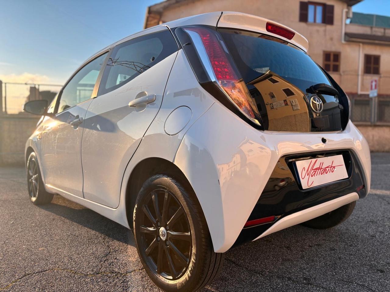 Toyota Aygo 1.0 VVT-i 69 CV 5 porte x-play *NEOPATENTATO*