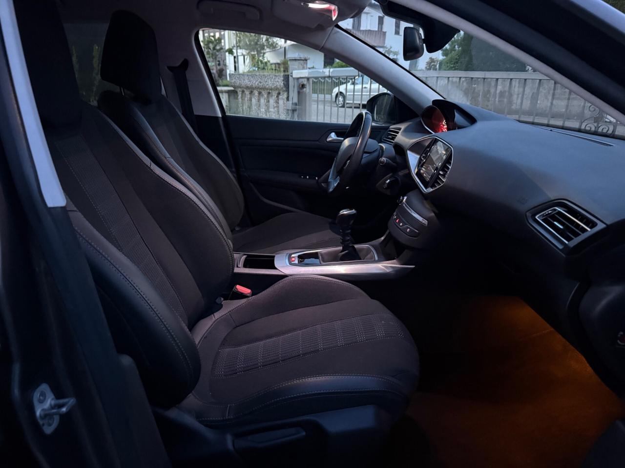 Peugeot 308 1.2 Turbo Benzina POCHI KM 2021 NEOPAT