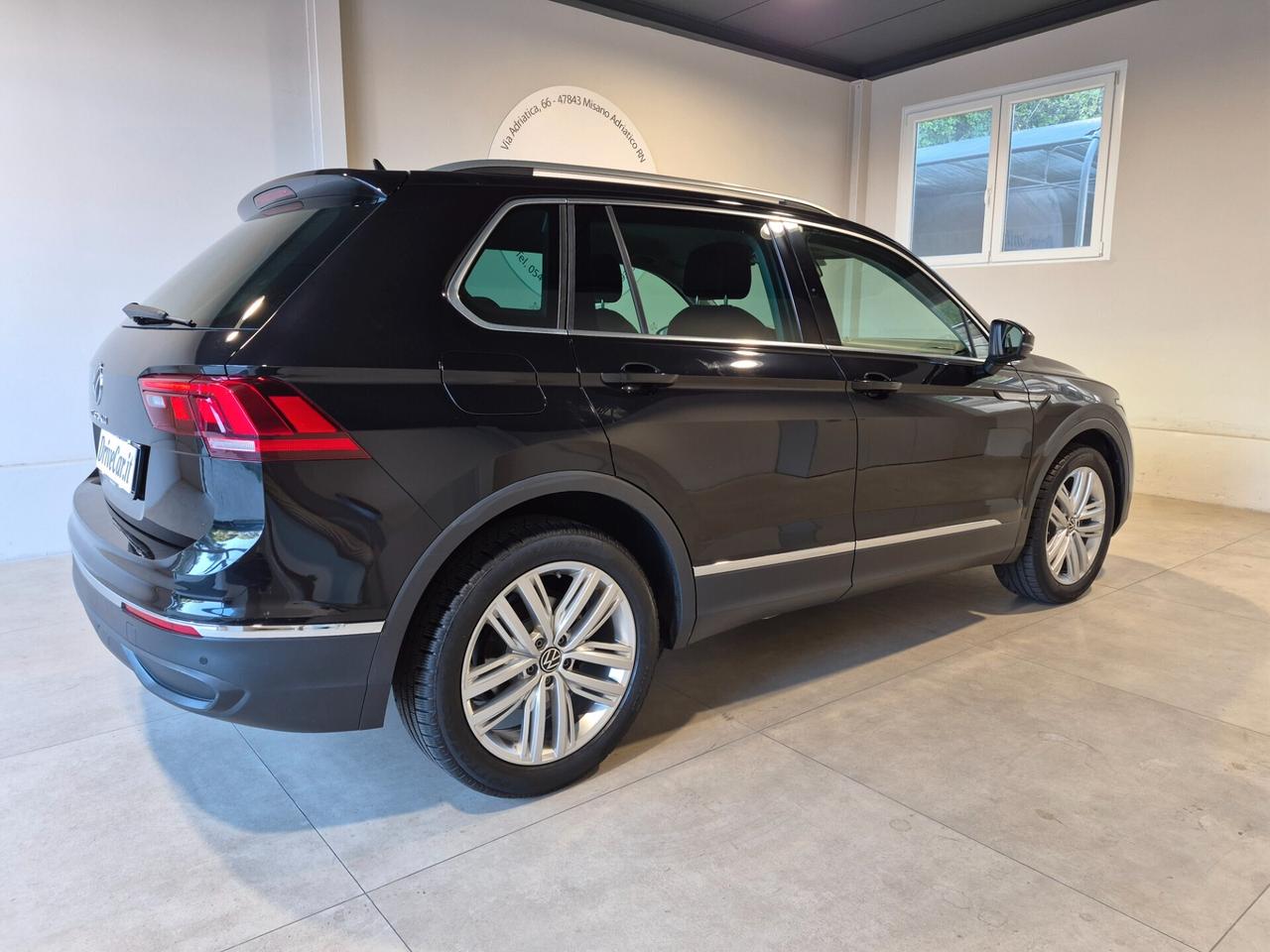 Volkswagen Tiguan 2.0 TDI LIFE 150CV DSG LED APPLE CAR PLAY/ANDROID AUTO ACC AMBIENT LIGHT(30 TONALITÀ) CLIMA 3 ZONE WIRELESS VETRI PRIVACY