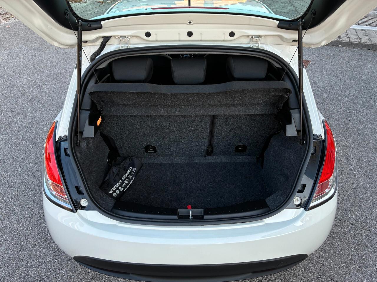Lancia Ypsilon 1.2 69 CV Elefantino Blu 5 POSTI