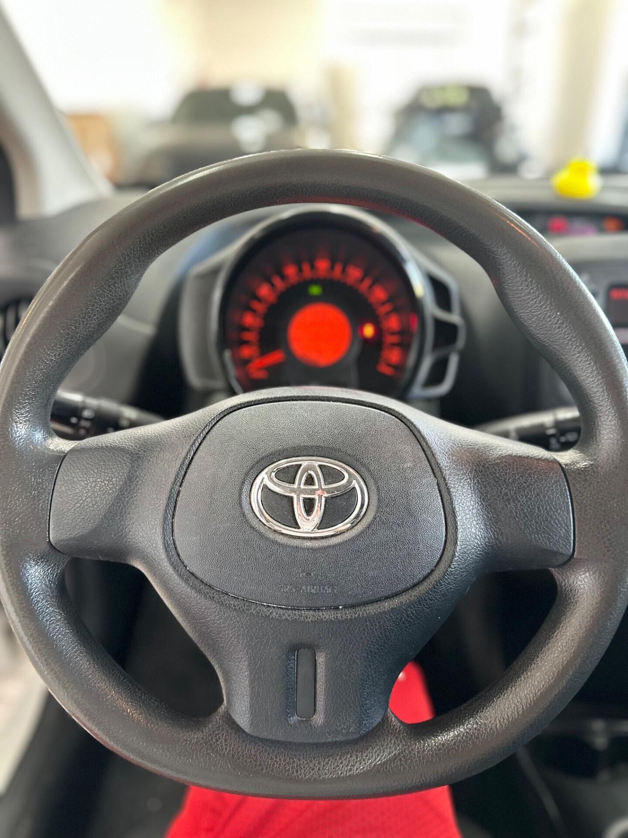 Toyota Aygo 1.0 VVT-i 69 CV 5 porte x-play MMT