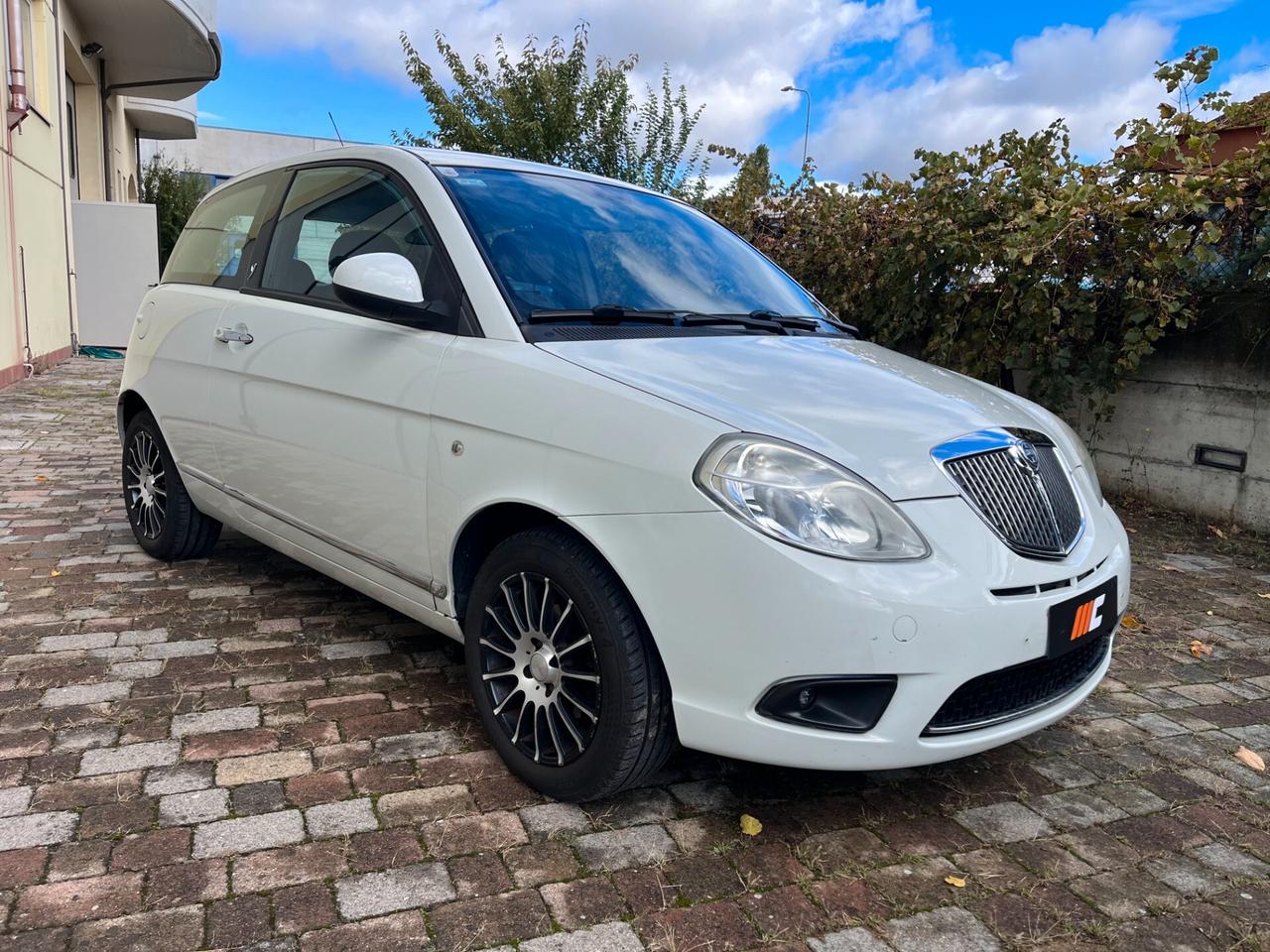 Lancia Ypsilon 1.4 16V Platino