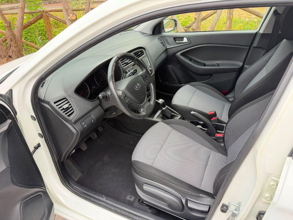 HYUNDAI - i20 - 1.2 5p. Connectline