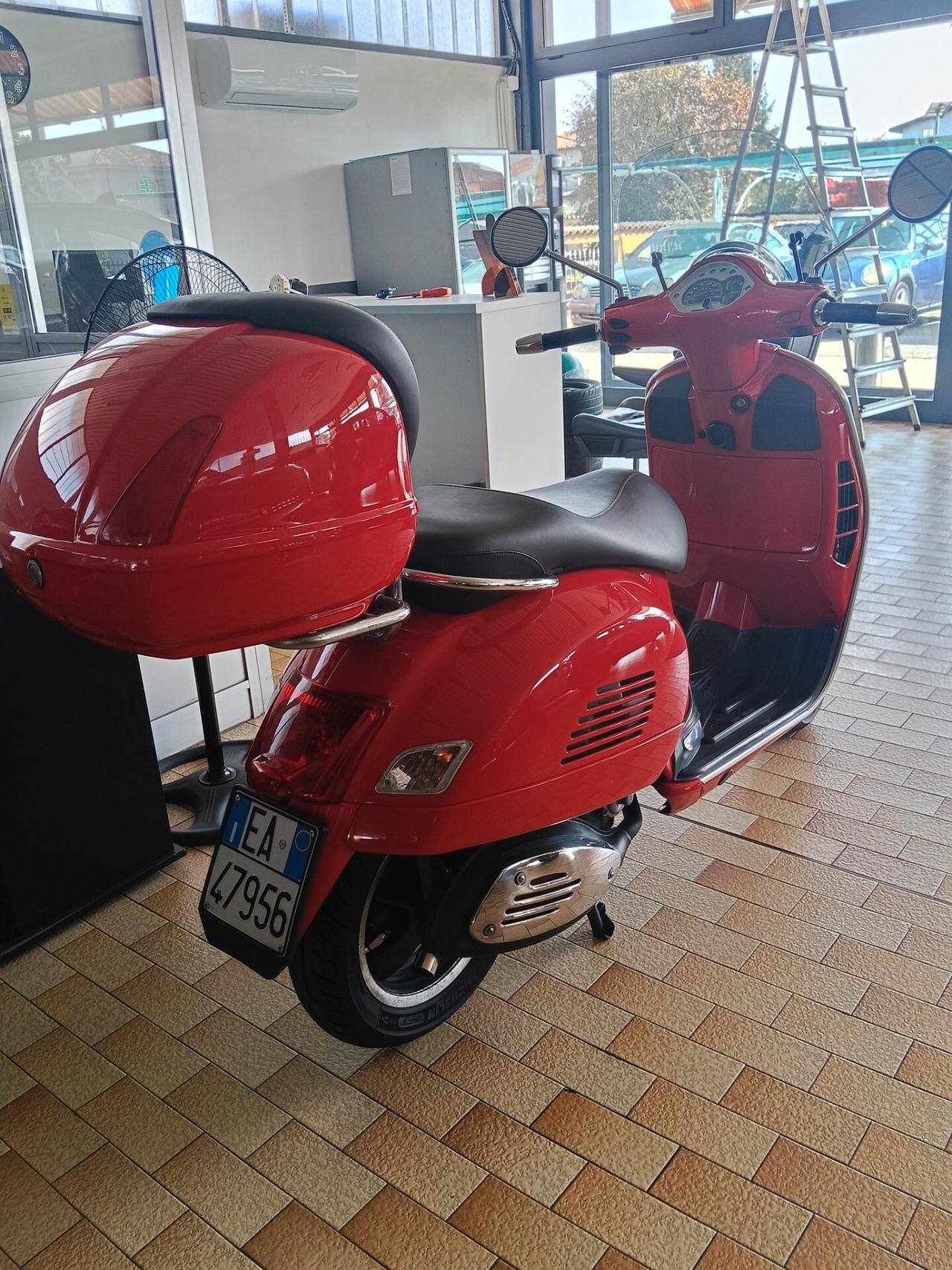 Piaggio Vespa 300 GTS