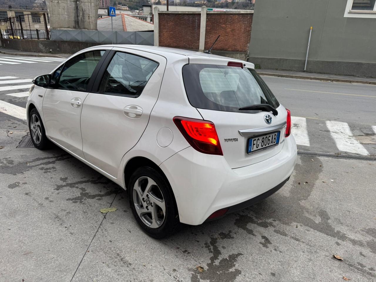 TOYOYA YARIS 1.5 HYBRID NEOPATENTATI AUTOMATICO