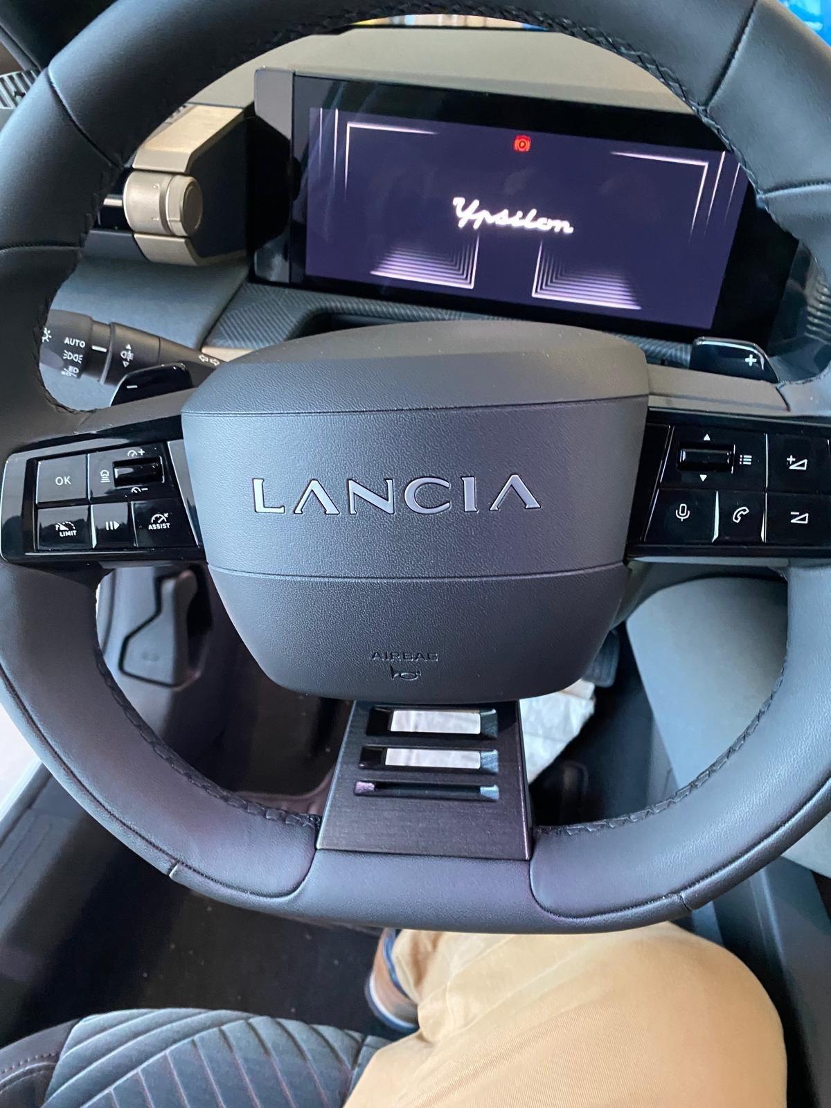 Lancia Ypsilon Hybrid e-DCT LX