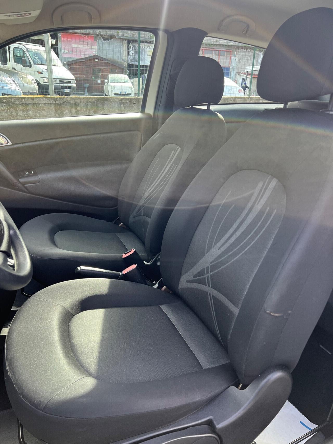 Lancia Ypsilon 1.3 MJT 75 CV Unyca
