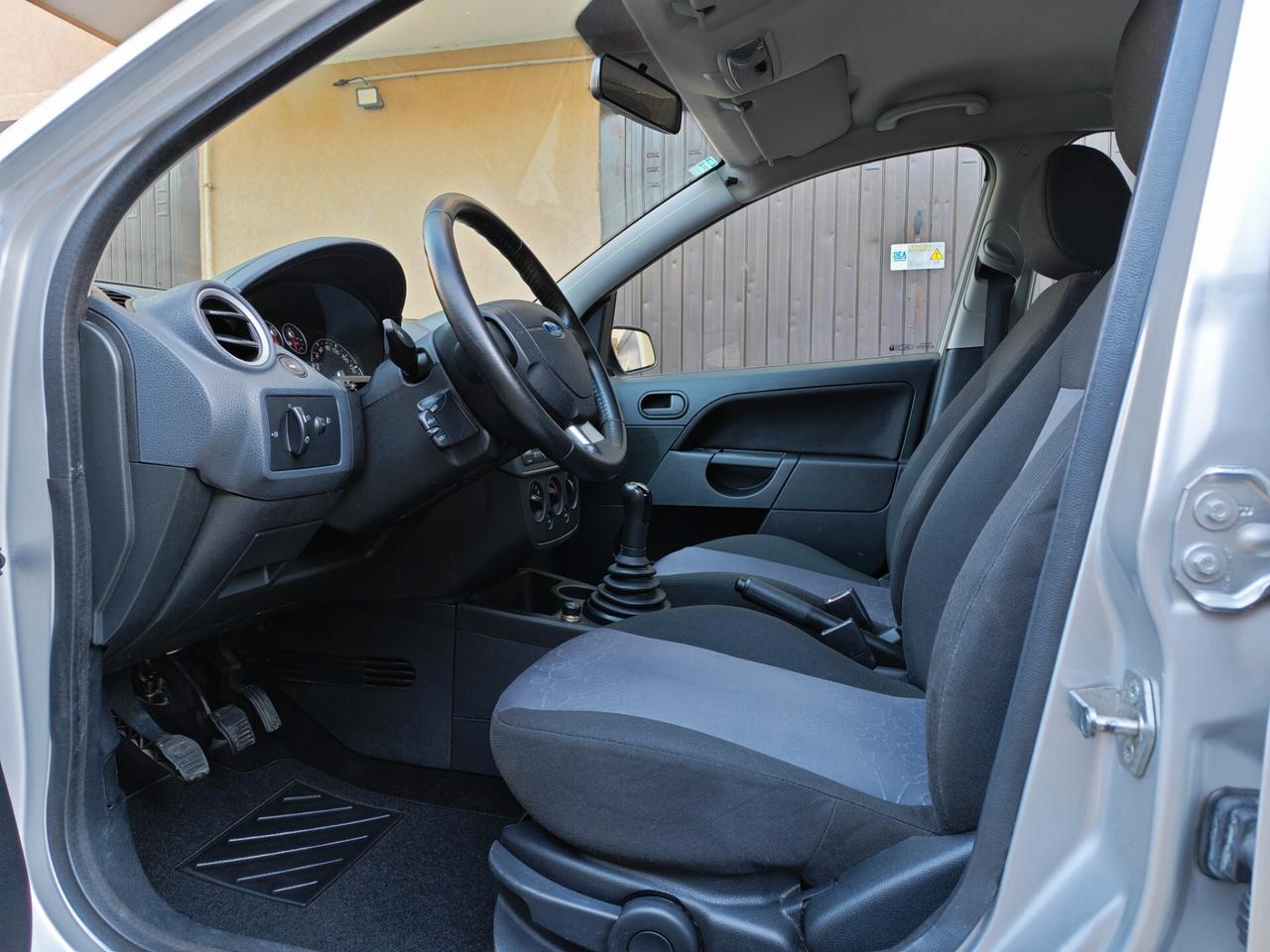 Ford Fiesta 1.2 BENZINA 75cv / 76.000km / Unipro