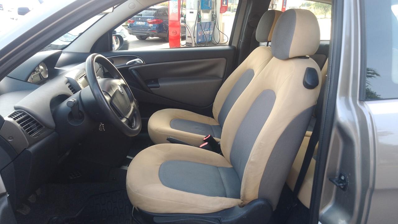 Lancia Ypsilon 1.3 Multijet navigatore neopatentati 05