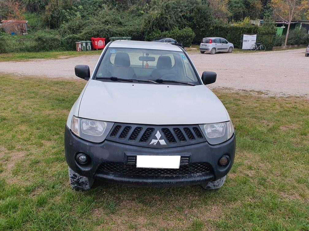 Mitsubishi L200 2.5 DI-D 4WD Cassone 2,20 m