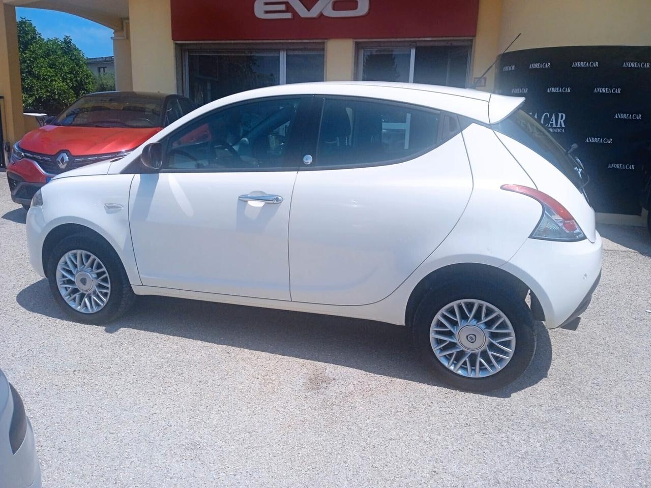 Lancia Ypsilon 0.9 TwinAir 85 CV 5 porte Metano Ecochic Silver
