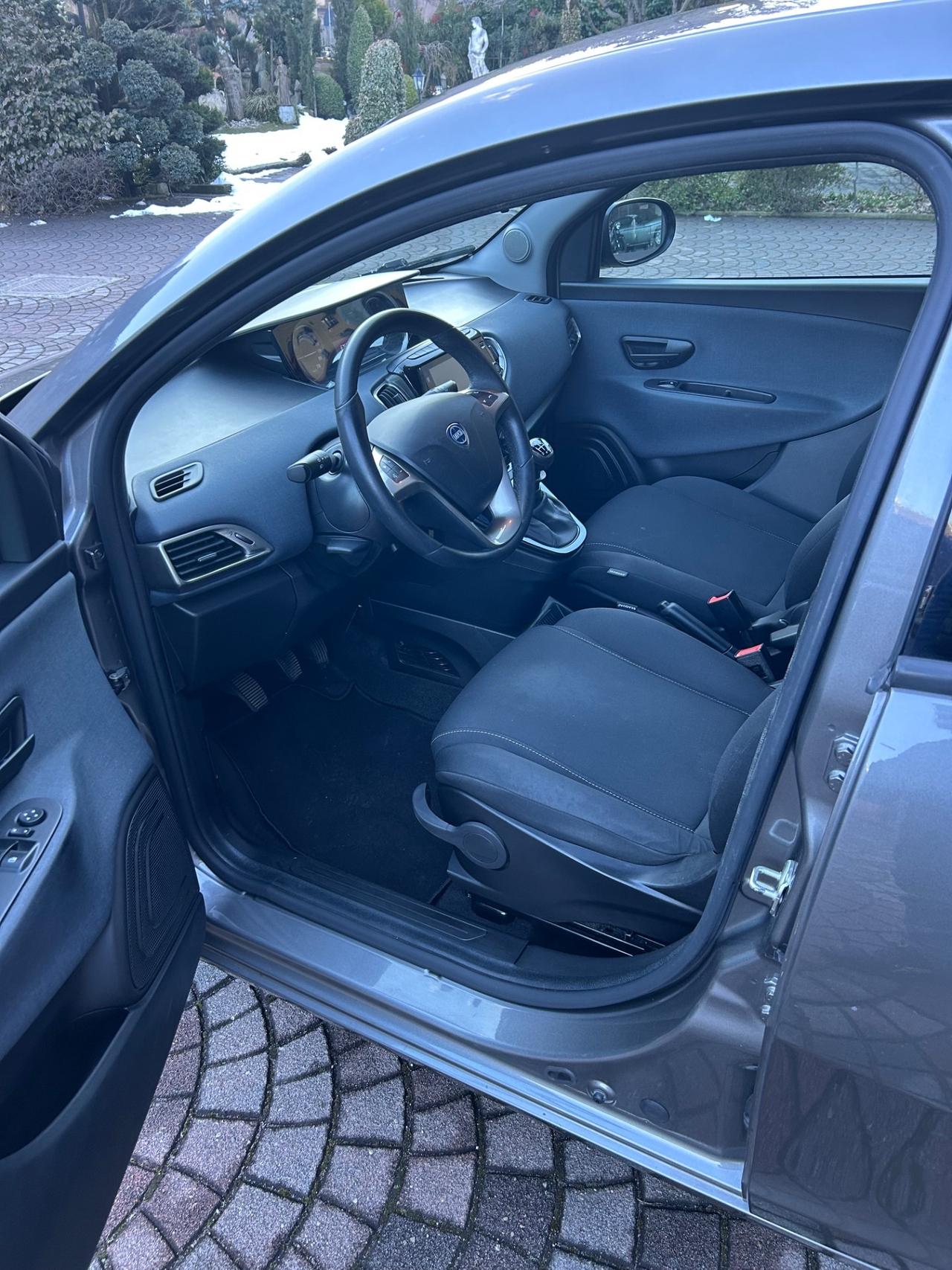 Lancia Ypsilon 1.0 FireFly 5 porte S&S Hybrid Gold