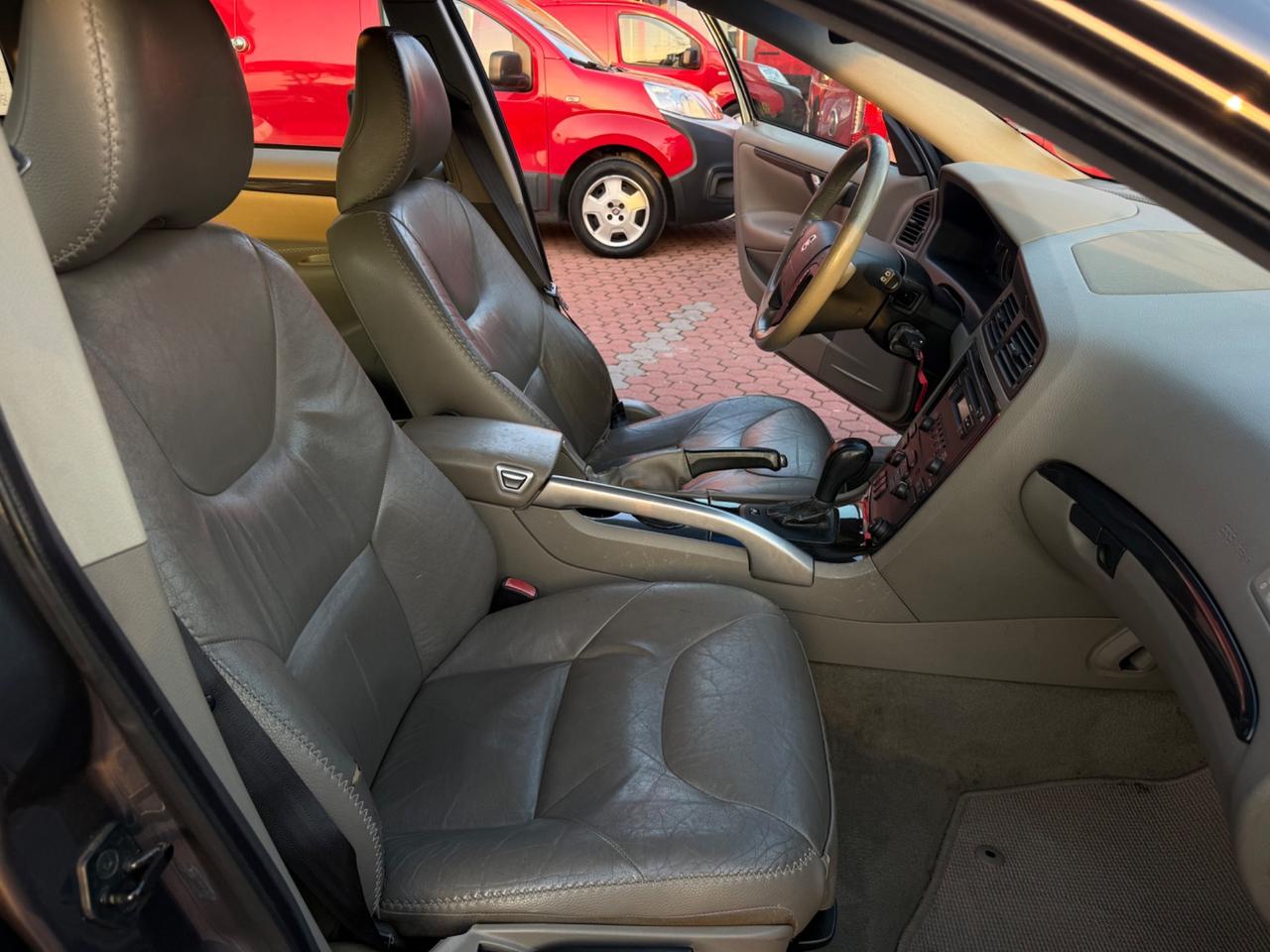 Volvo V70/XC70 V70 2.4 D5 20V cat AWD Momentum