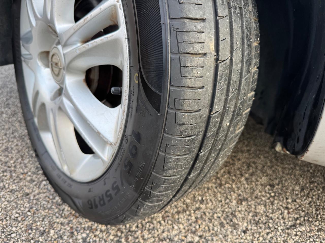 Opel Corsa 1.4 16V 5 porte Cosmo