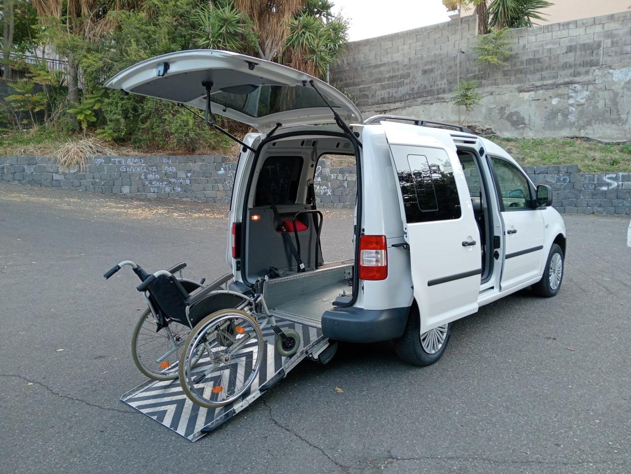 Volkswagen Caddy Pianale ribassato con rampa disabili in carrozzina