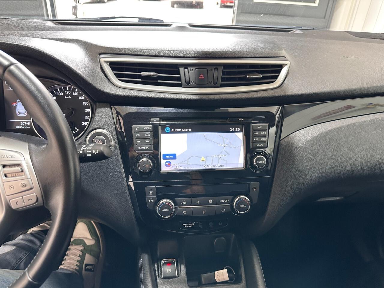 Nissan Qashqai 1.5 dCi N-Connecta – DA VETRI