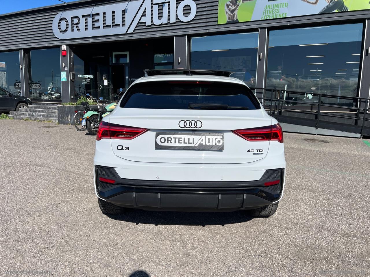 AUDI Q3 SPB 40 TDI quattro S tr. Ident. Black