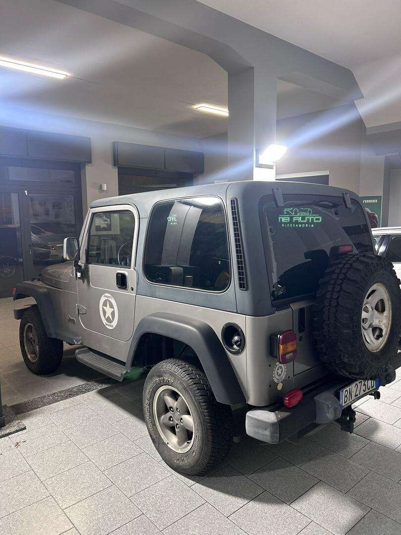Jeep Wrangler con gancio traino omologato