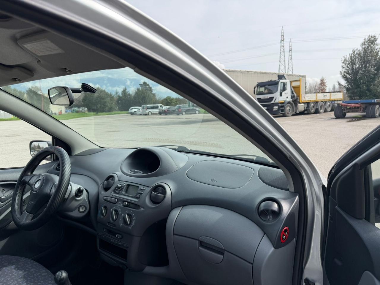 Toyota Yaris 1.3i 16V cat 5 porte Luna