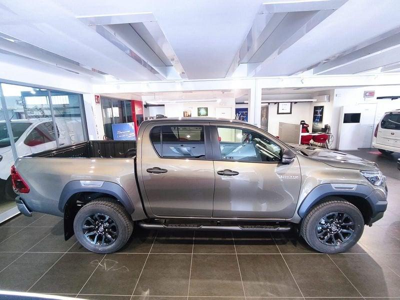 Toyota Hilux 2.8 D-4D A/T 4WD 48V 4 porte Double Cab Invincible