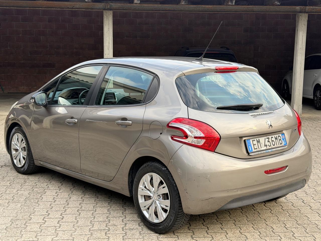 Peugeot 208 1.4 HDi 68 CV 5 porte Allure