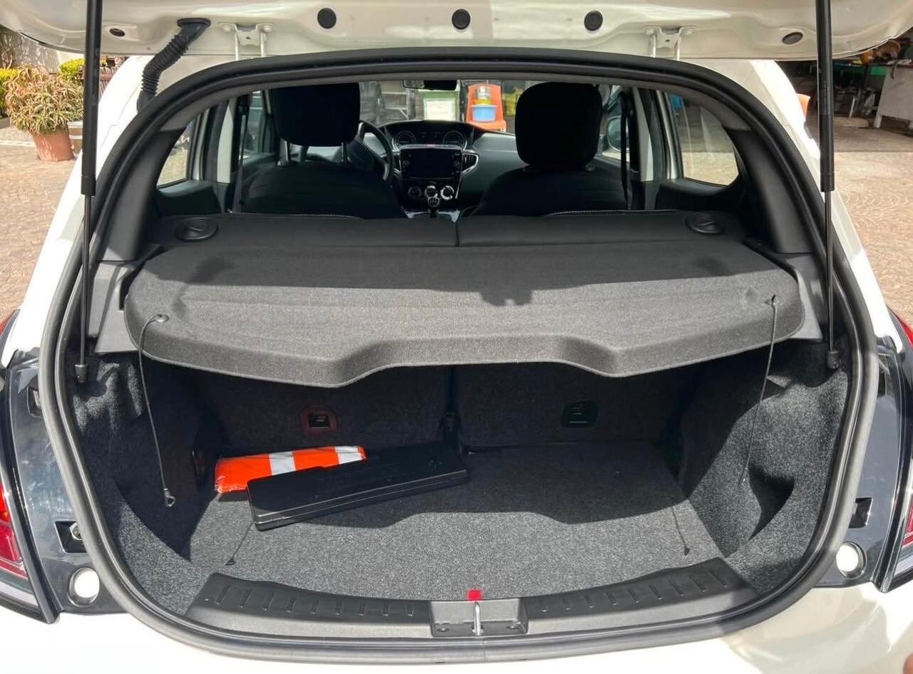 Lancia Ypsilon 1.0 FireFly 5 porte S&S Hybrid Ecochic Gold