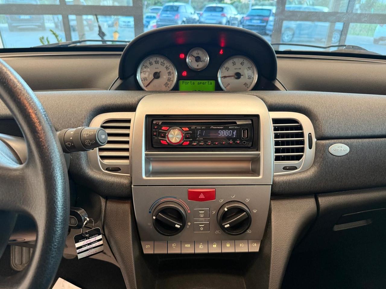 Lancia Ypsilon 1.2 69 CV Unyca