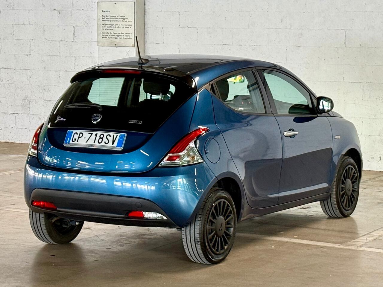 Lancia Ypsilon 1.0 FireFly 5 porte S&S Hybrid Silver