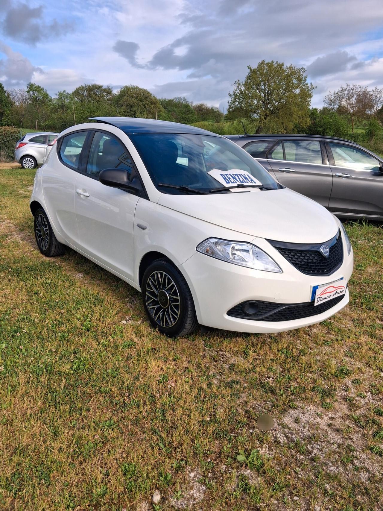 Lancia Ypsilon 1.2 69 CV 5porte S Momodesign