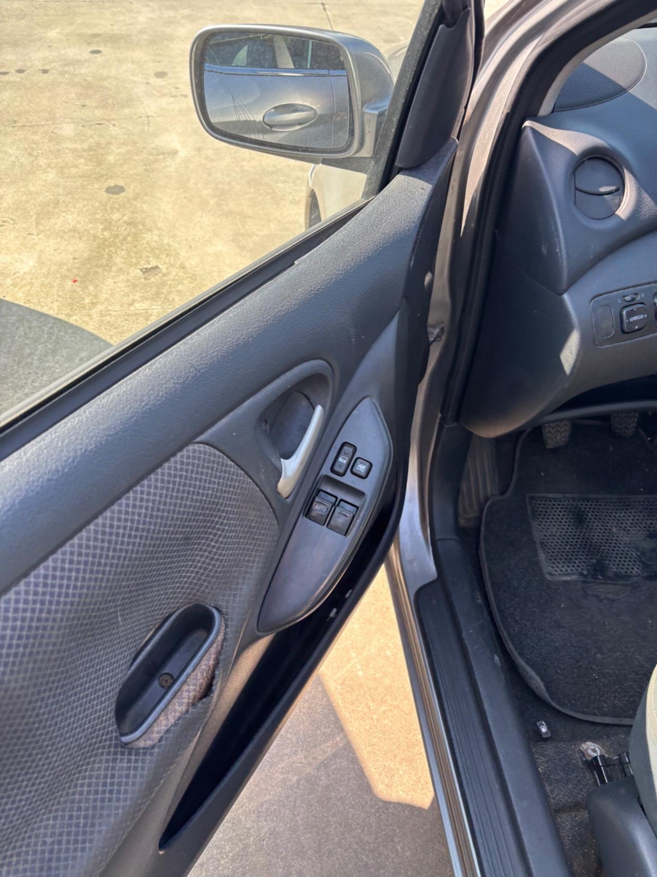 Toyota Yaris 1.0i 16V cat 3 porte Sol '03