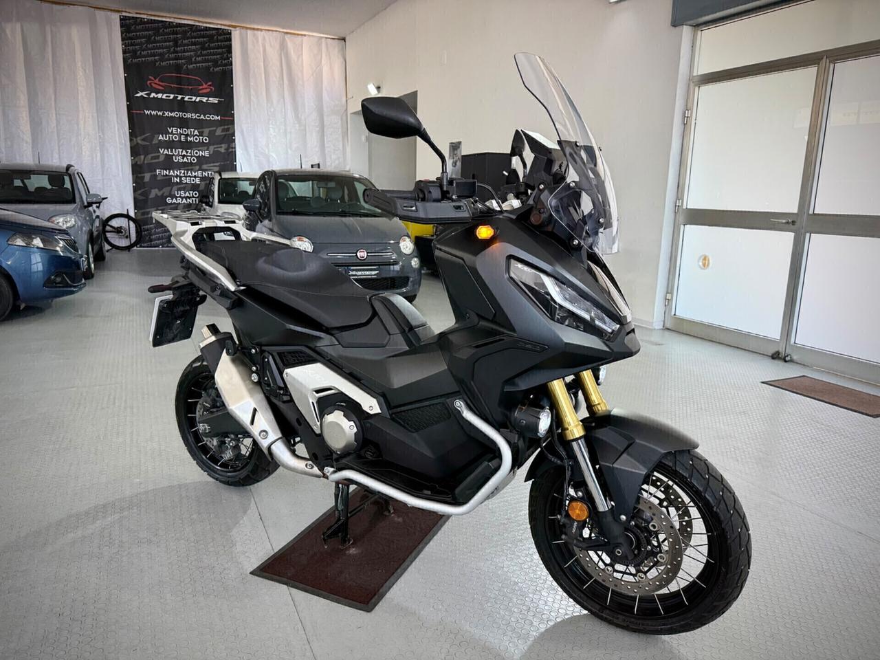 Honda X-ADV 750 con travel pack