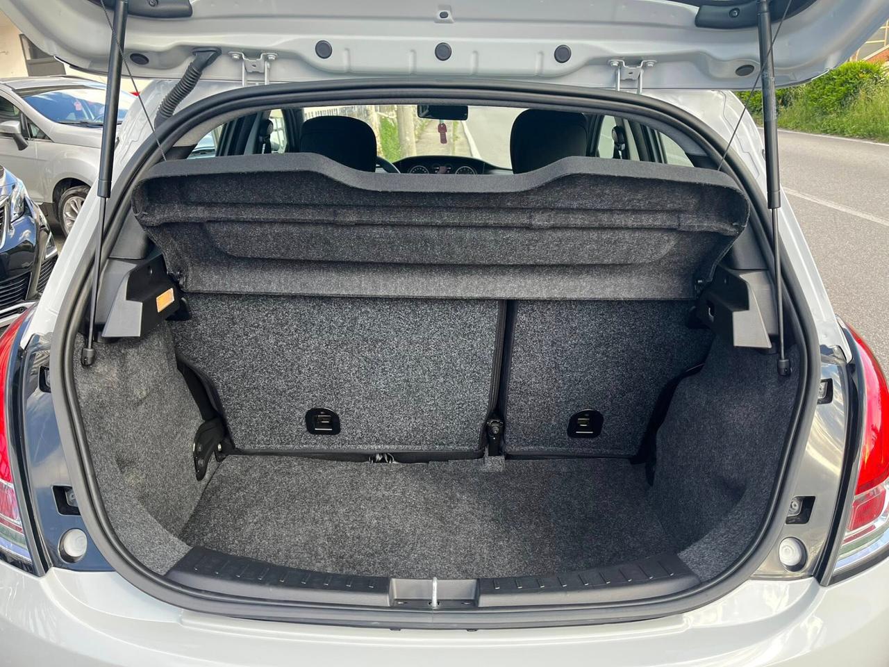 Lancia Ypsilon 1.2 BENZINA 69CV 5 porte Elefantino