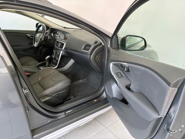 VOLVO V40 Cross Country D2 1.6 Summum