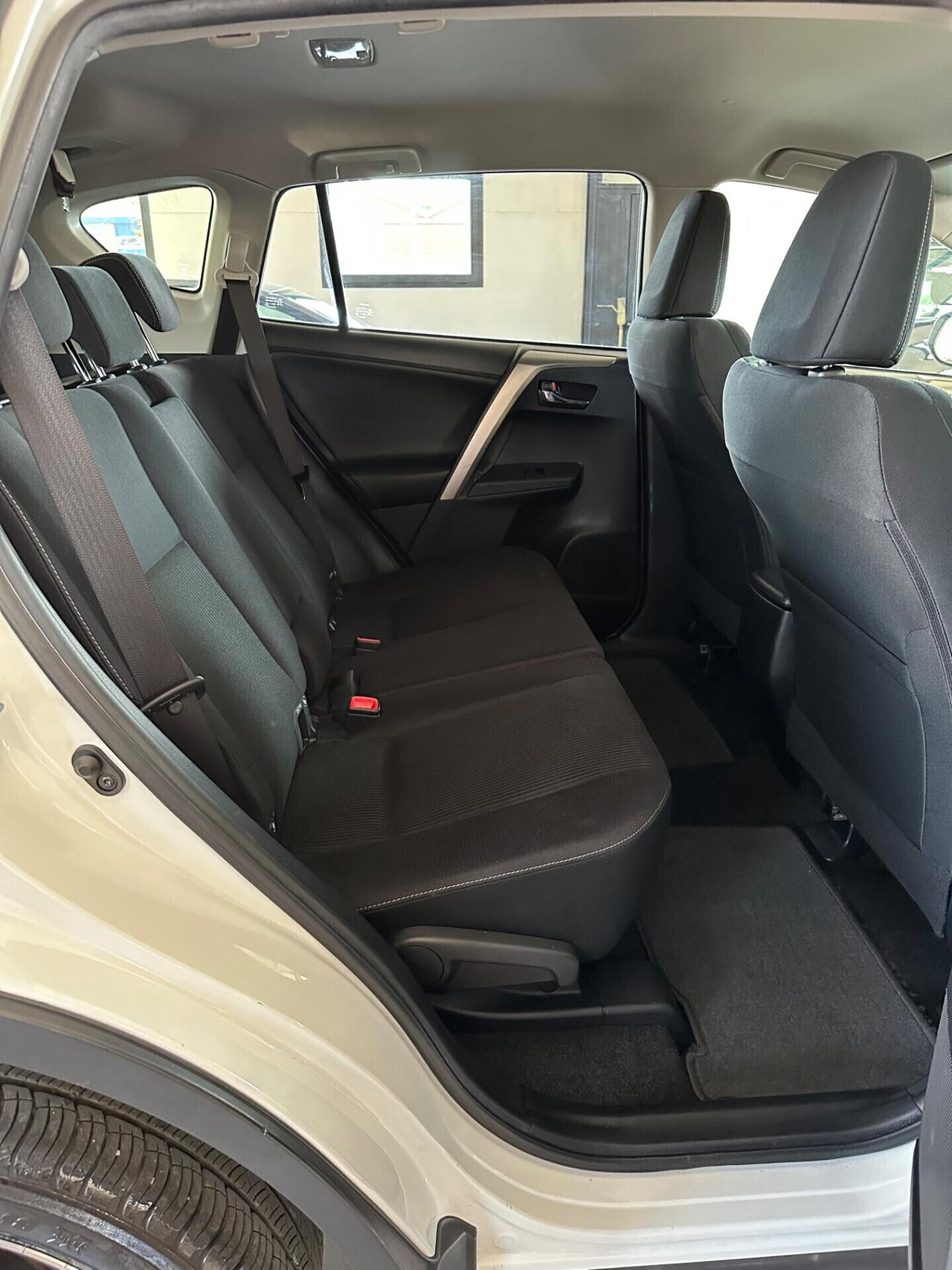 Toyota RAV 4 RAV4 2.0 D-4D 2WD Style White Ed.