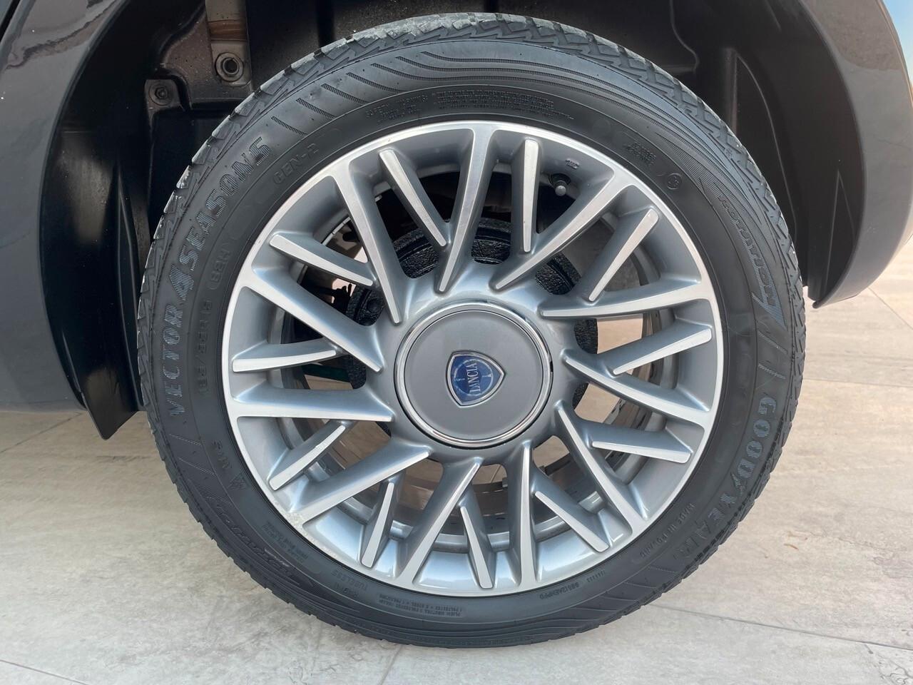 Lancia Ypsilon 1.2 69 CV 5 porte S&S Platinum