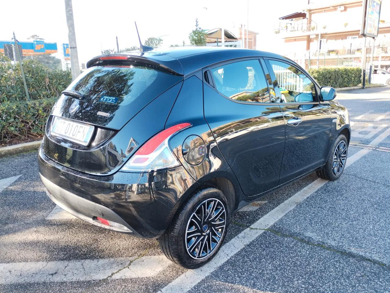 Lancia Ypsilon 1.0 FireFly 5 porte S&S Hybrid Ecochic Silver