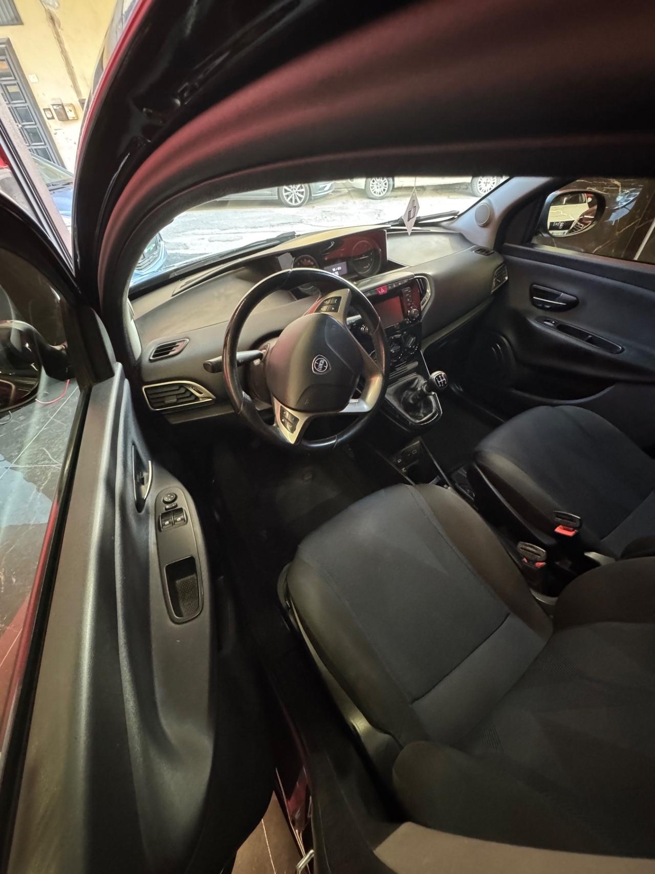 Lancia Ypsilon 1.2 69 CV 5 porte GPL Ecochic Black and Noir