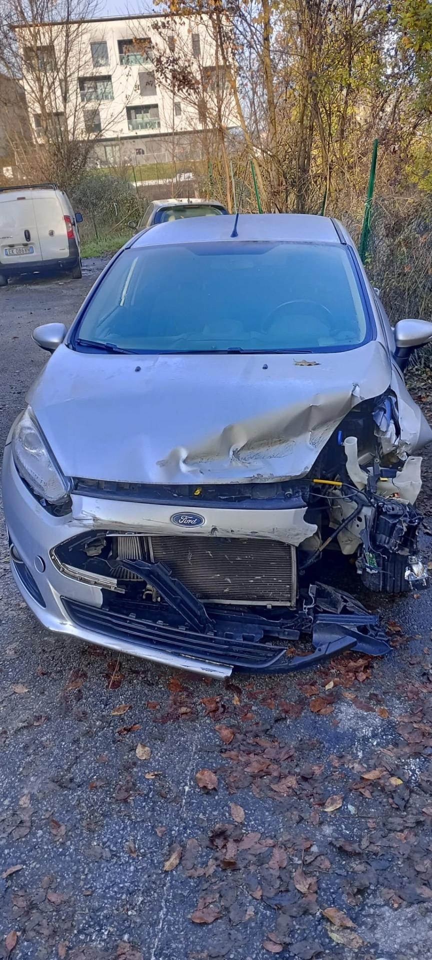 Ford Fiesta 1.5 TDCi 75CV 5 porte Titanium incidentata