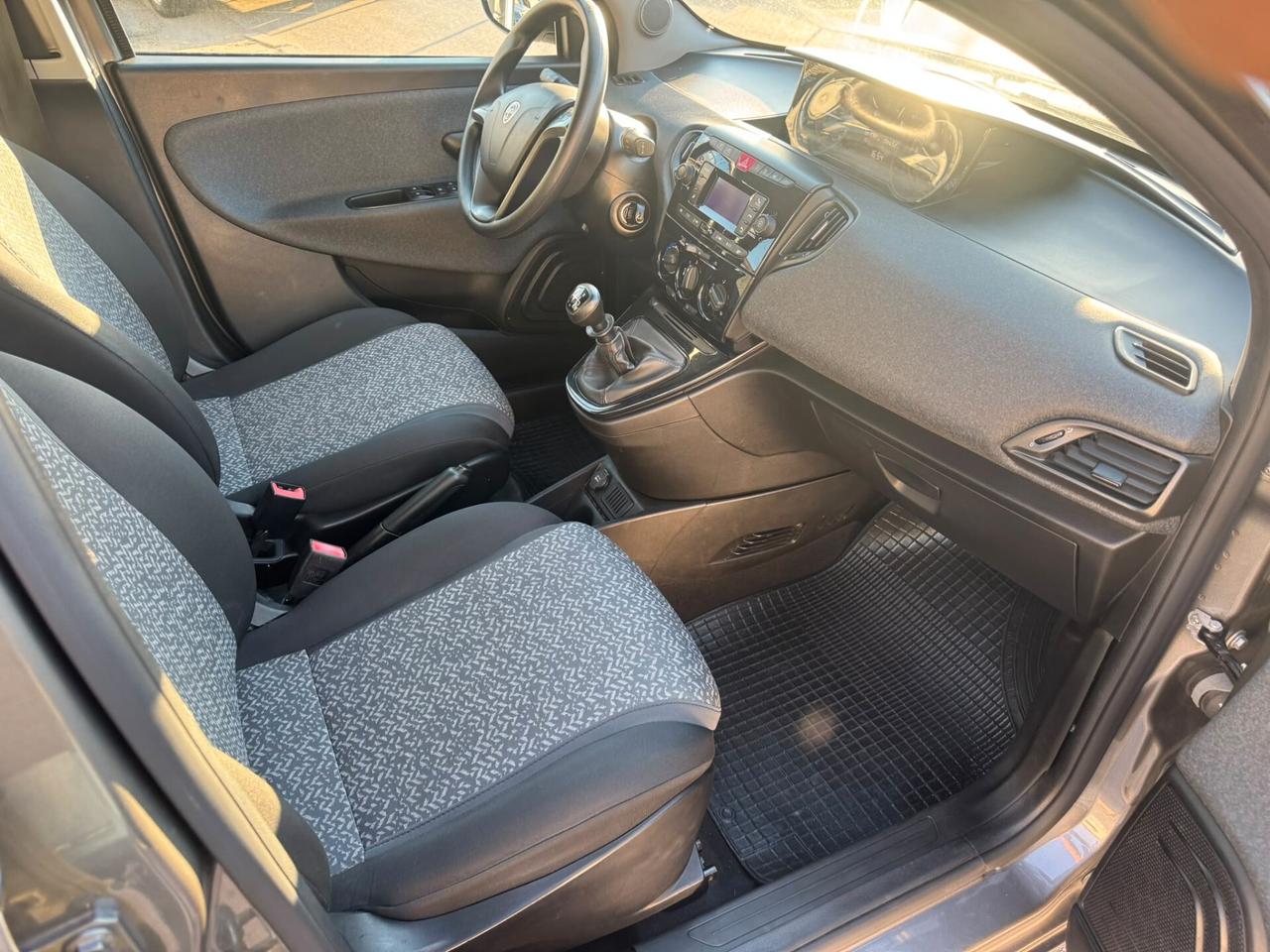 Lancia Ypsilon 1.0 FireFly Hybrid Silver