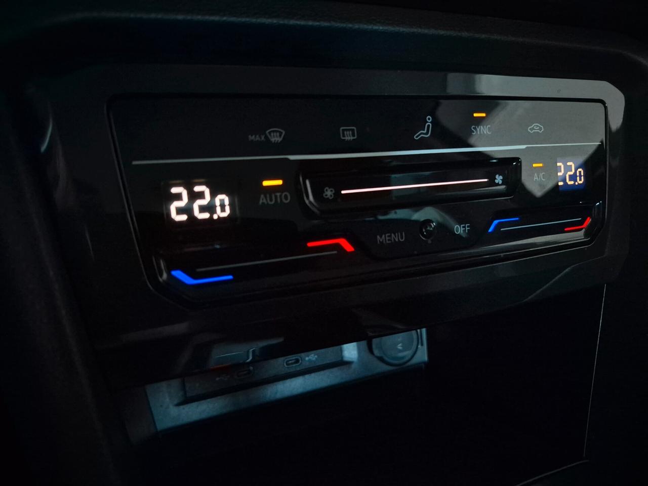 Volkswagen Tiguan 2.0 TDI LIFE 150CV DSG LED APPLE CAR PLAY/ANDROID AUTO ACC AMBIENT LIGHT(30 TONALITÀ) CLIMA 3 ZONE WIRELESS VETRI PRIVACY