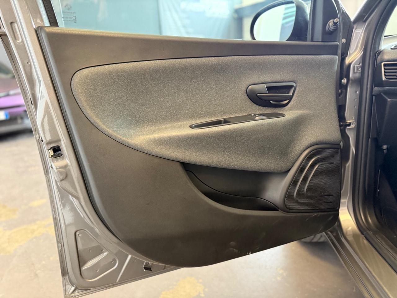 Lancia Ypsilon 1.0 FireFly 5 porte S&S Hybrid Ecochic Silver